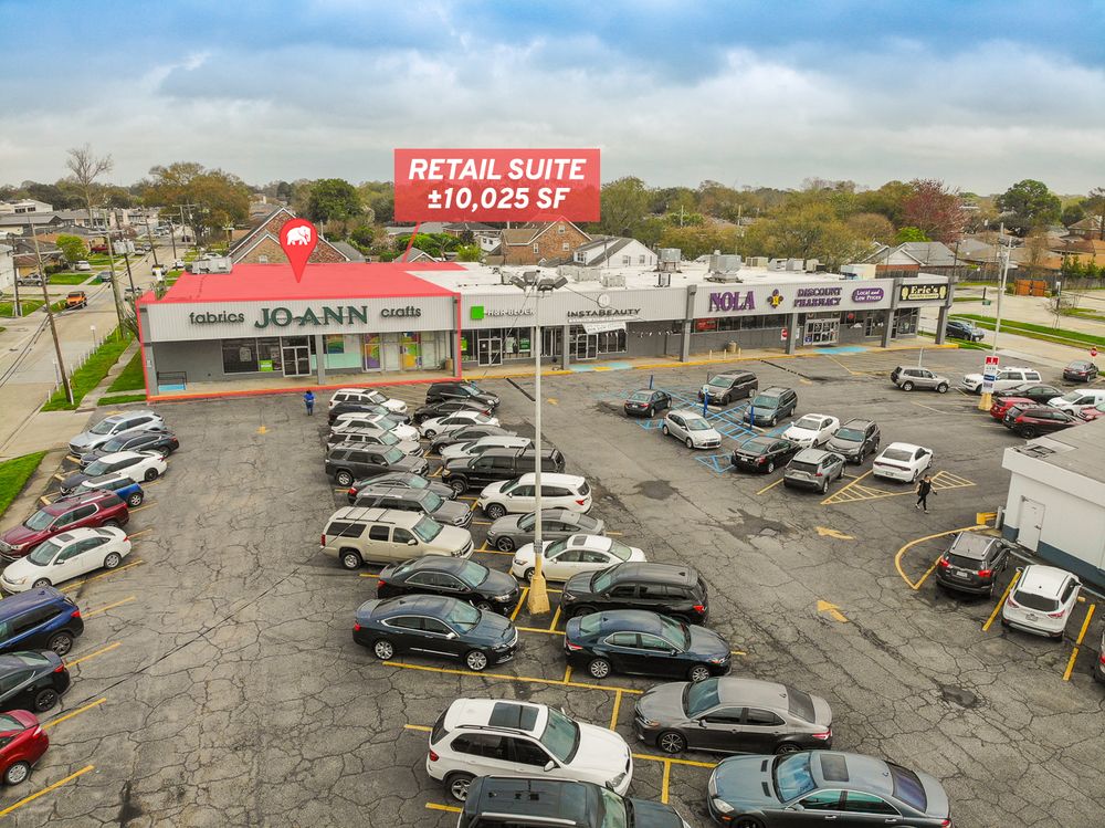 ±10,025 SF Endcap Suite in Sena Mall Shopping Center: 1111 Veterans Memorial Blvd, Metairie, LA 70005